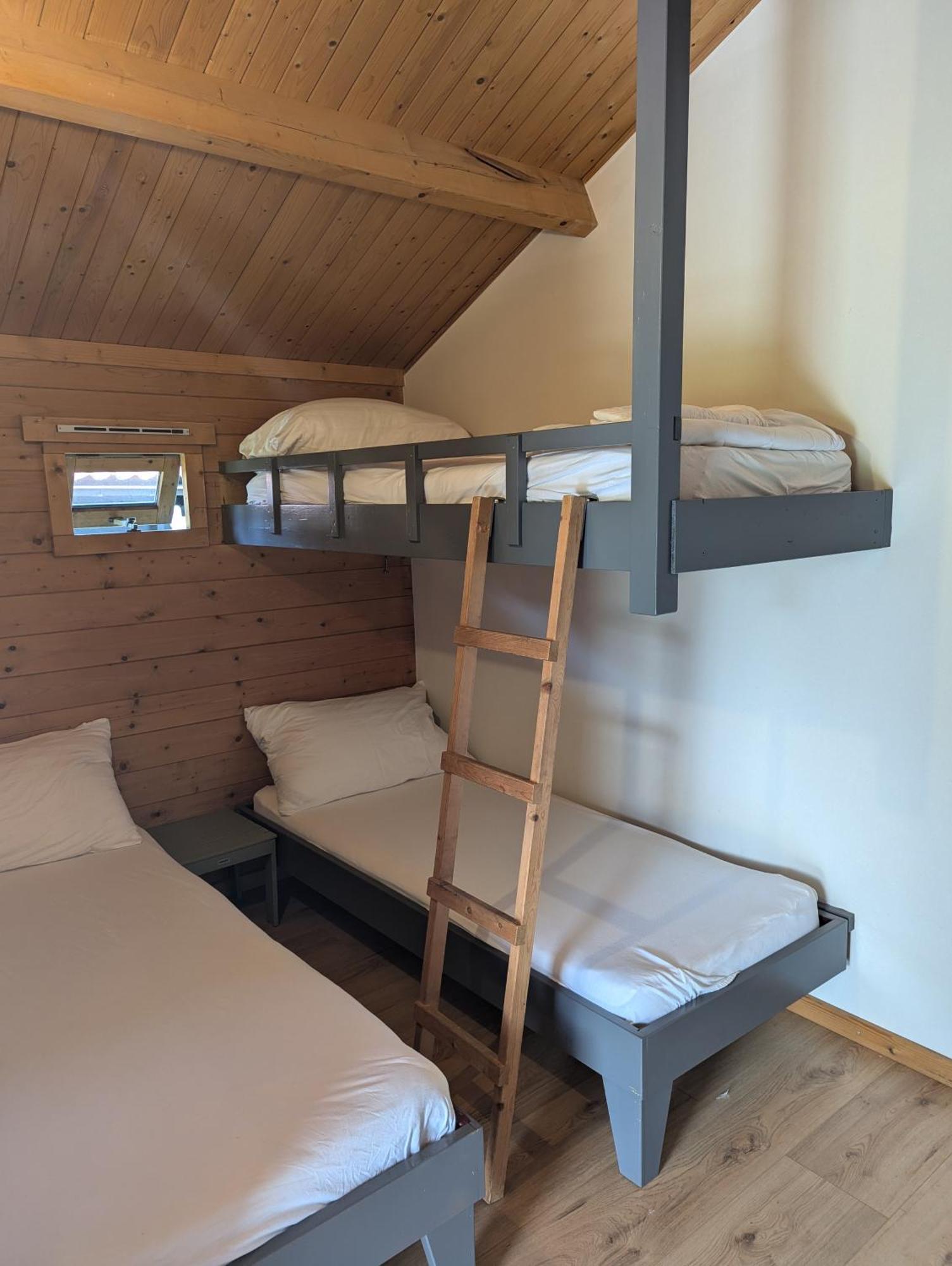 The Bee - Trekkershuts & Apartment Opperdoes Екстериор снимка